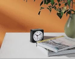 Travel Analog Alarm Clock, Ultra Small Clock With Snooze And Light Function, Super Quiet (black)